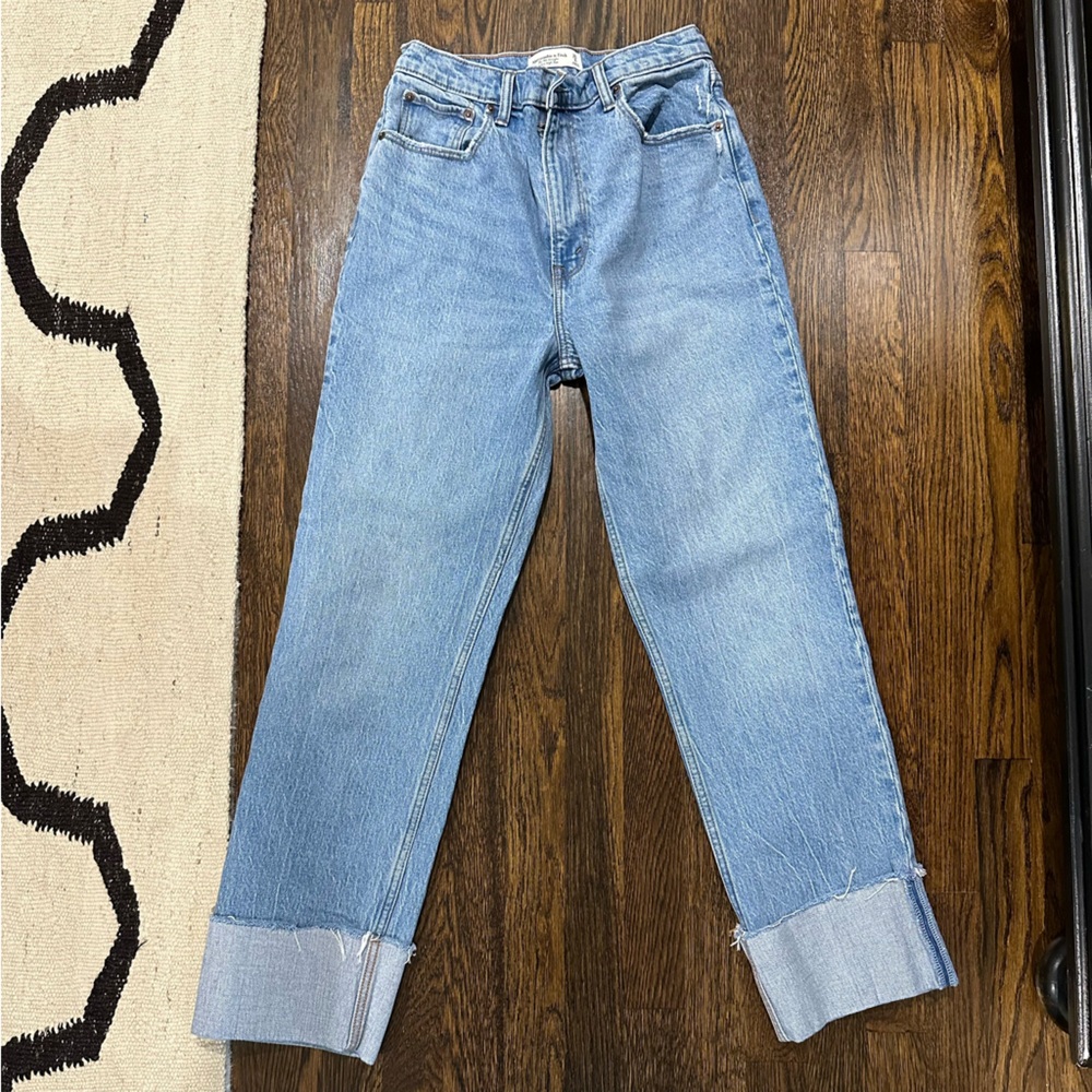 Abercrombie & Fitch Ultra High Rise 90s Straight Jean Medium with cuff hem